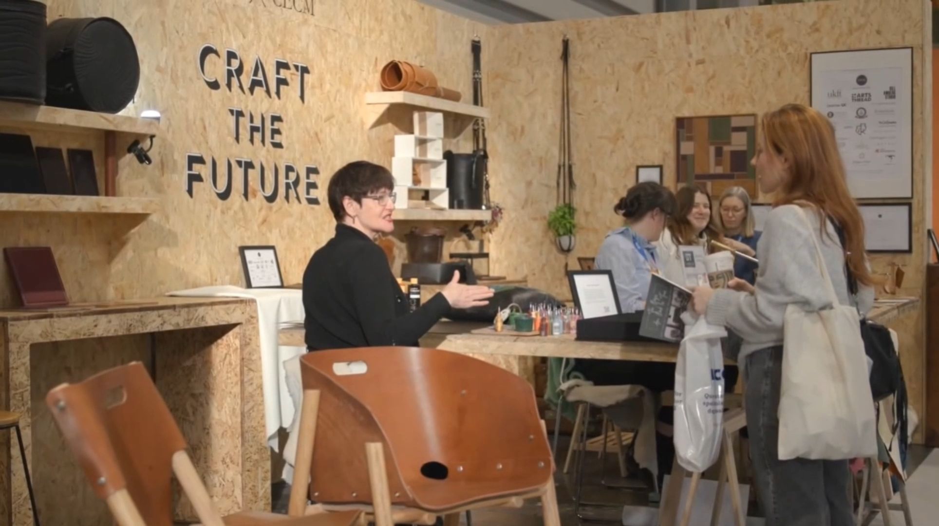 上海展會設計搭建中如何選擇創(chuàng)意展示家具