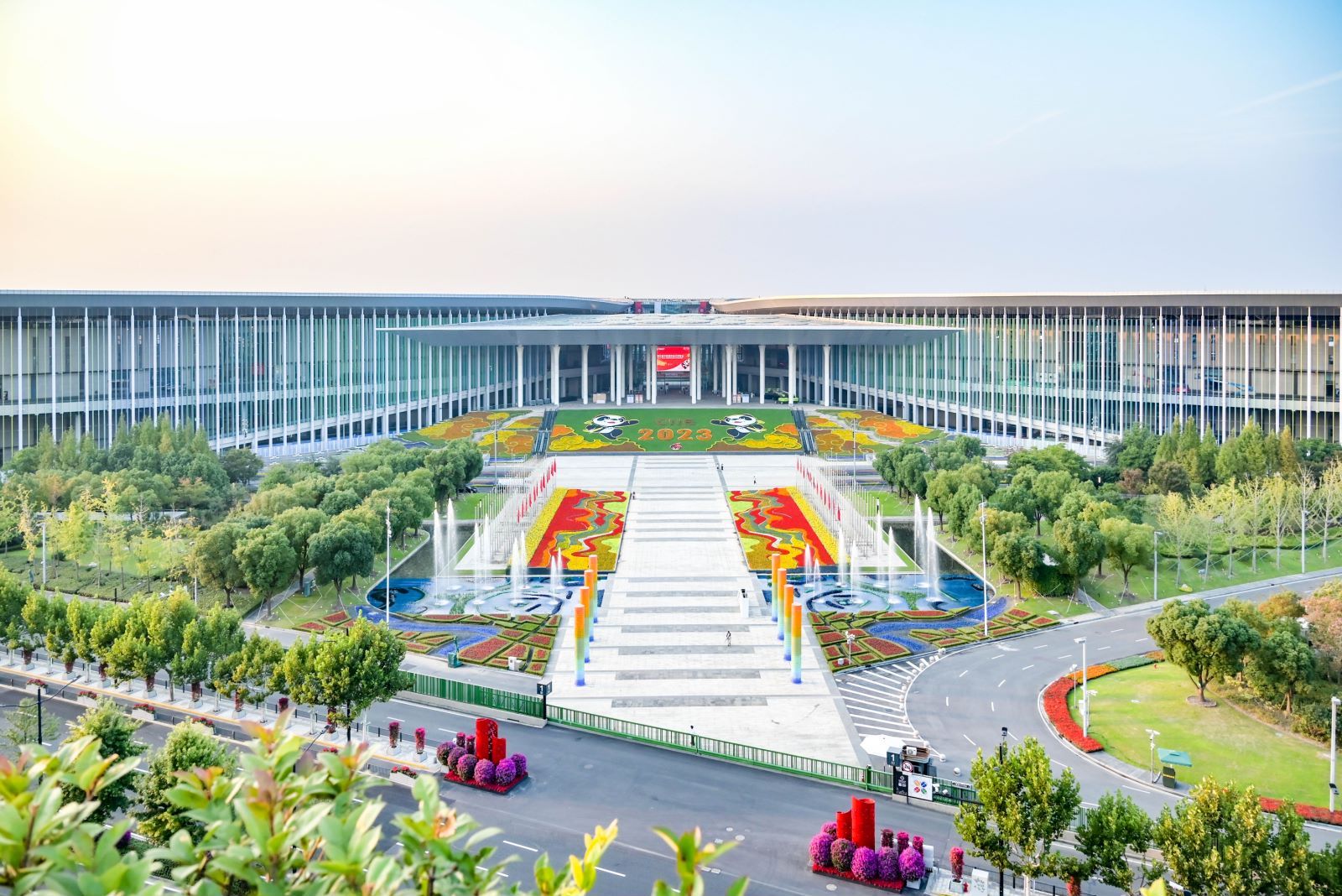 上海進(jìn)博會企業(yè)商業(yè)展：大型展會的展位搭建挑戰(zhàn)